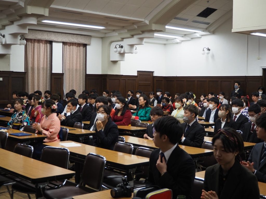 屋内, 人, 天井, テーブル が含まれている画像

自動的に生成された説明